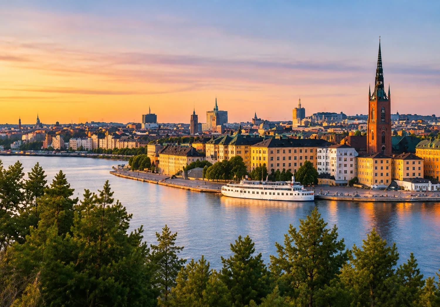 Stockholm i solsken med stadssiluett och vatten